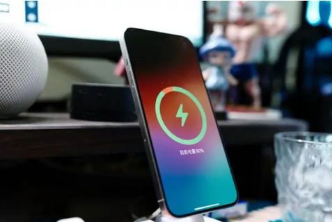 泰来苹果15换屏服务分享用什么充电器给iPhone15充电更好 
